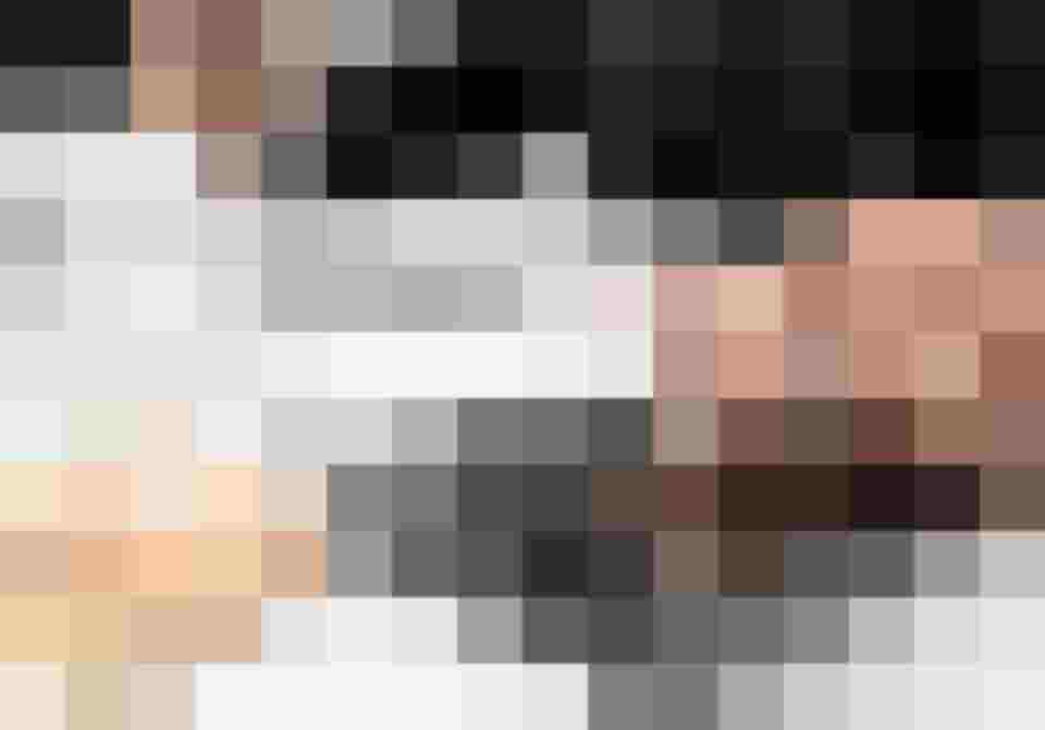 Mann rechnet mit Taschenrechner und Euro-Geldscheinen Energiekosten für Photovoltaik aus