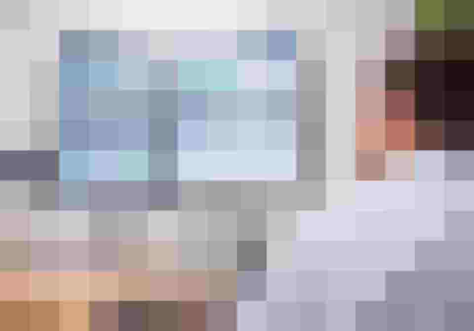 Mitarbeiter überwacht Photovoltaikanlagen und Energieerzeugung an mehreren Monitoren