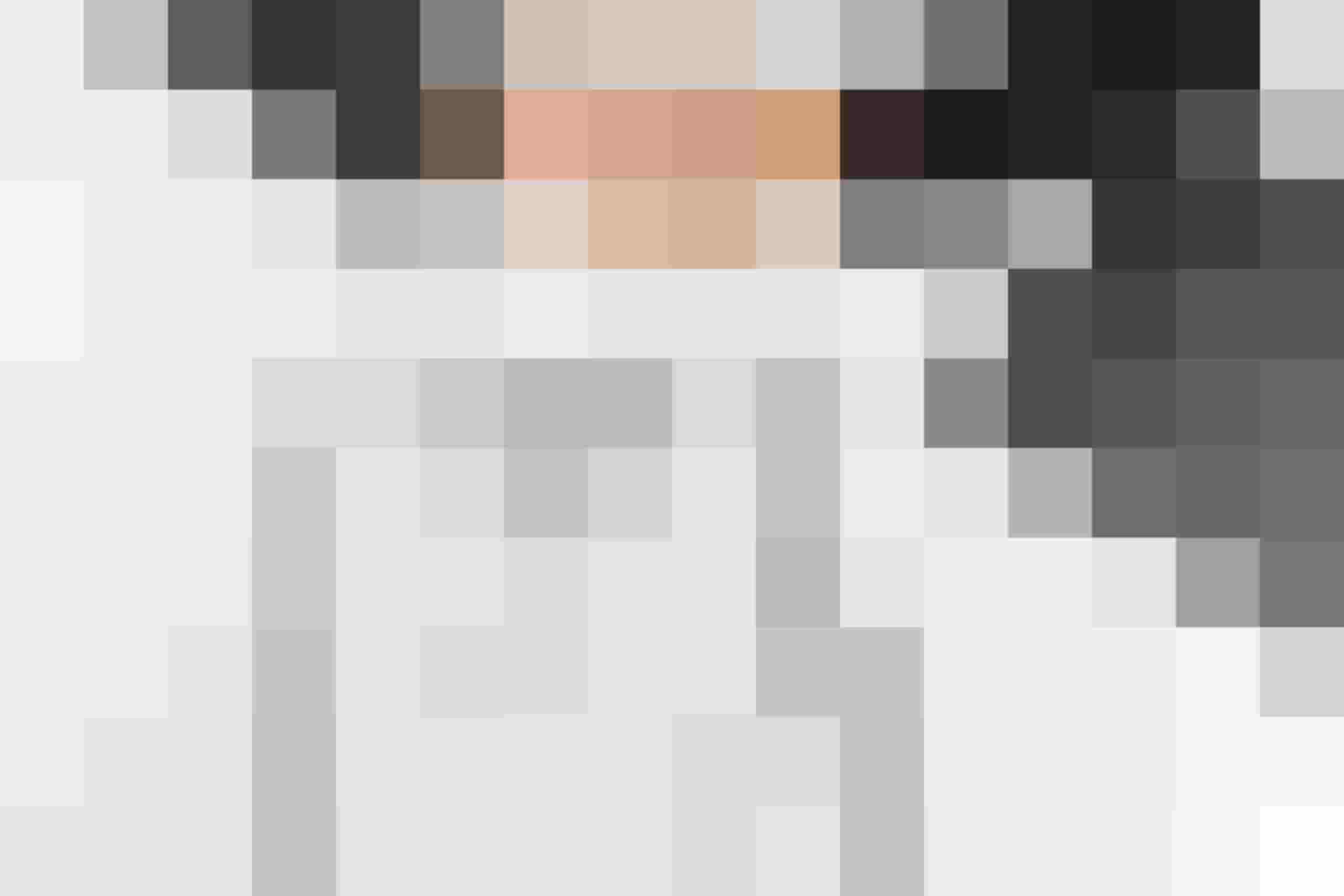 Versicherungsdokument und Stift auf Schreibtisch neben verschränkten Händen und Aktenmappe